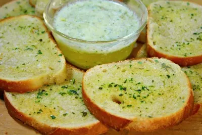 Garlic Butter Sauce & Garlic Bread
