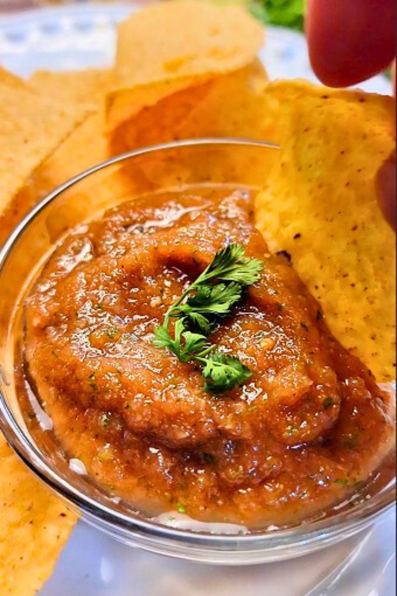 blended rotel, tomatoes, cilantro, and garlic in bowl. 