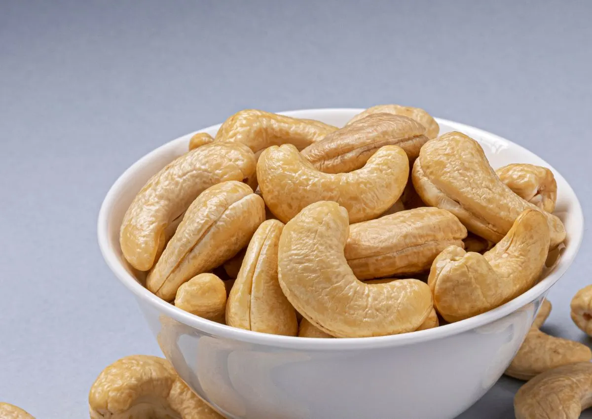 cashews in a bowl