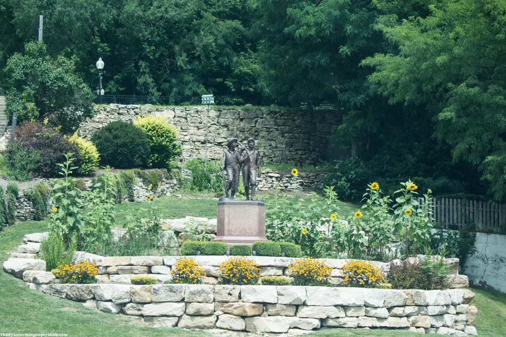 Huck Finn & Tom Sawyer statue 