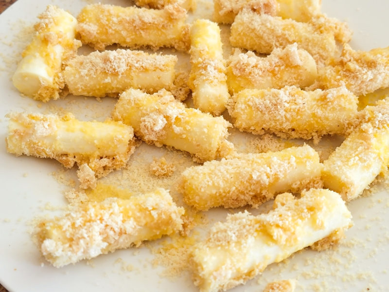 Low Carb Mozzarella Sticks Crispy Keto Recipe ThirtySomethingSuperMom