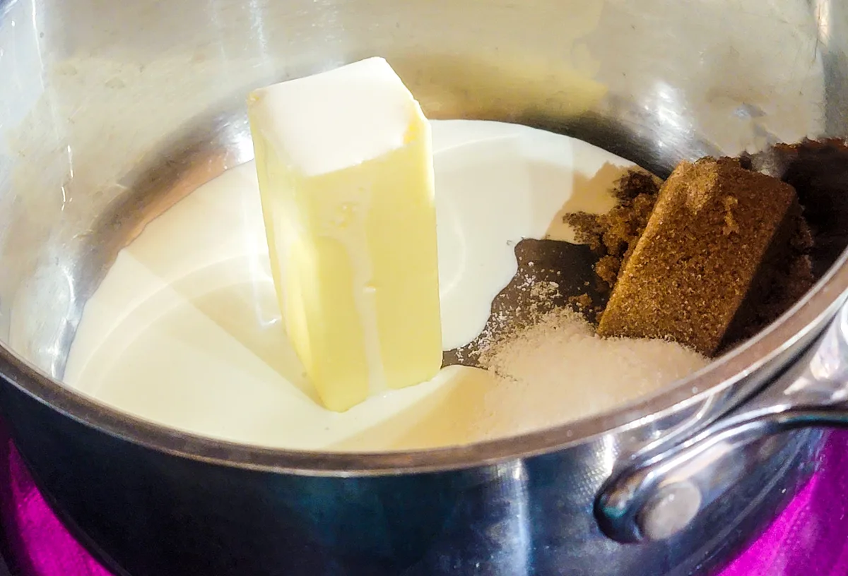 butter an sugar mix in pot. 
