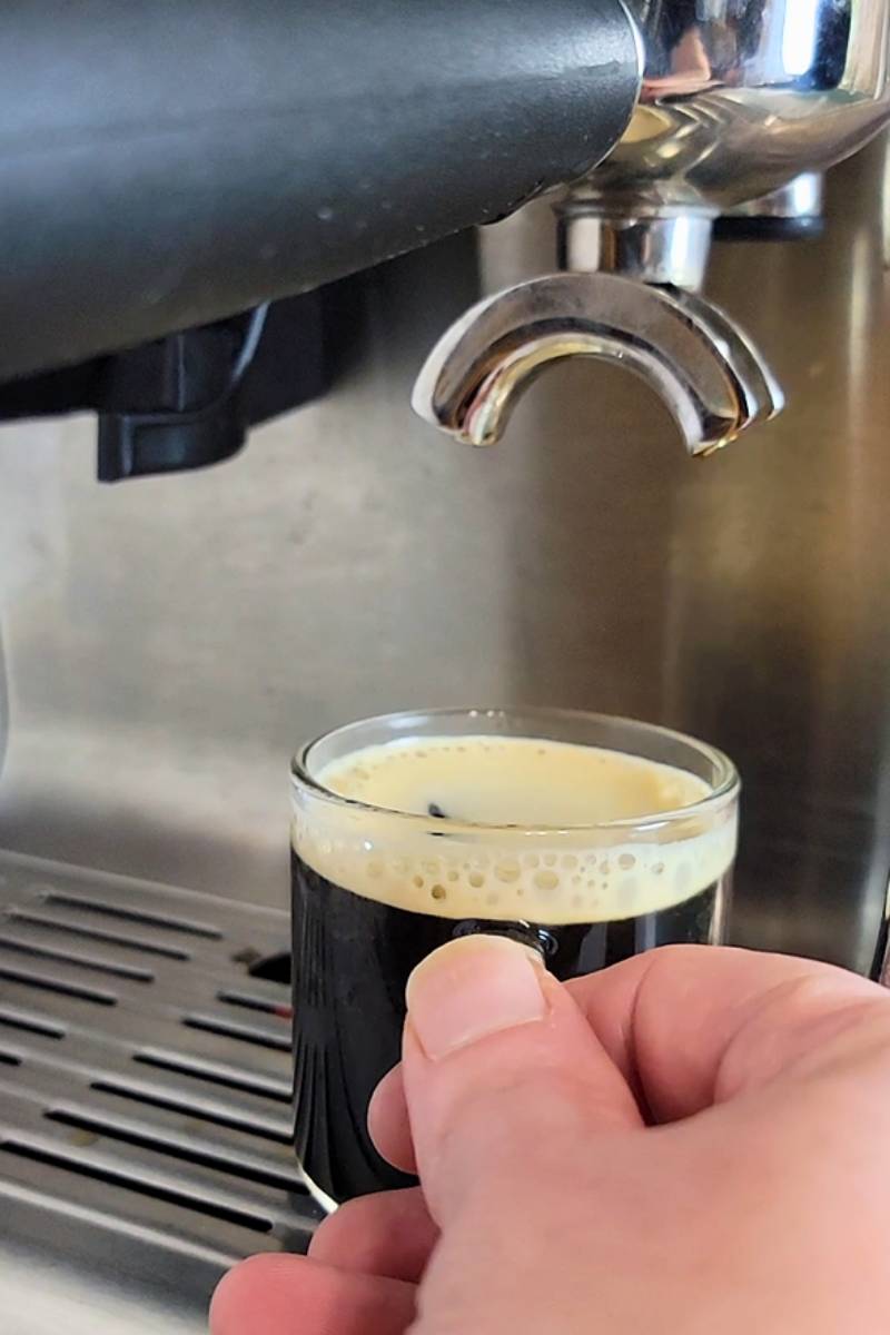 making espresso with CASABREWS espresso machine 5700Gense
